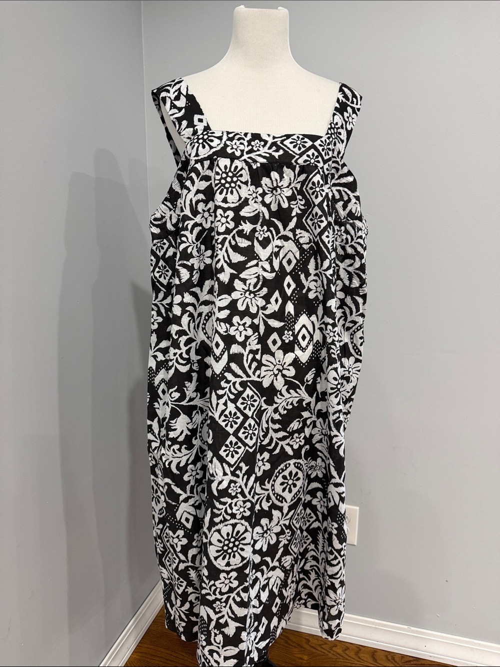 Black & White Floral Square-Neck Sundress with pockets.